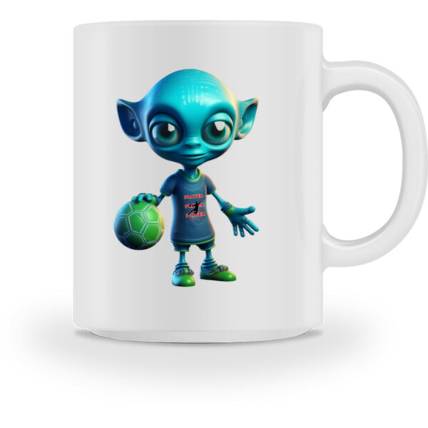 Eine Tasse mit einem blauen Alien Handballspieler, der einen Fußball hält.