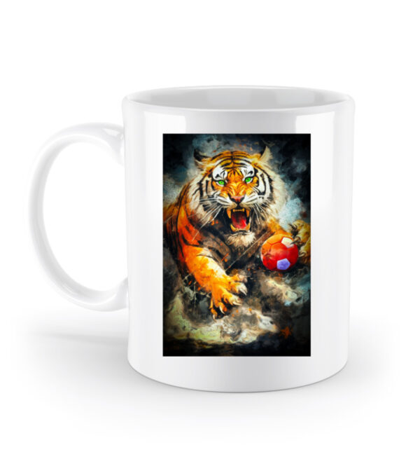 Ein Tiger hält stolz eine Der Ungezähmte Handballer - Standard Tasse im Maul.